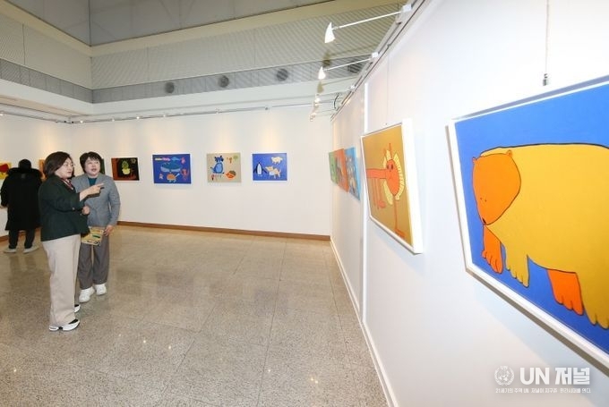  지난 19일 발달장애 청년 미술전 ‘한발 앞으로’에서 박희영 용산구청장이 작품 설명을 듣고 있다
