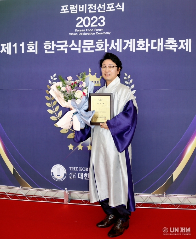 대한민국한식포럼 비전 선언식'에서 한한국 세계평화작가 홍보대사 위촉패를 받은 후 기념 촬영을 하고 있다. (사진 제공=한한국 작가)