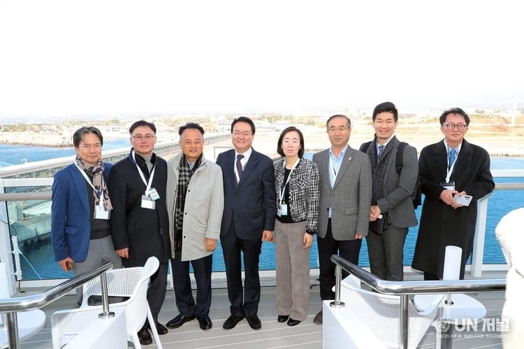 김희현 제주도 정무부지사 일행이 기념촬영을 하고있다. 