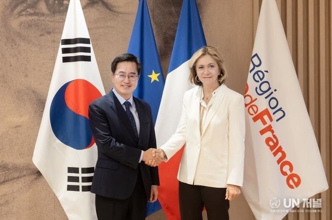 김동연(좌측)지사는 현지 시각 19일 일드프랑스 주청사에서 발레리 페크레스(우측)주지사를 면담했다. 