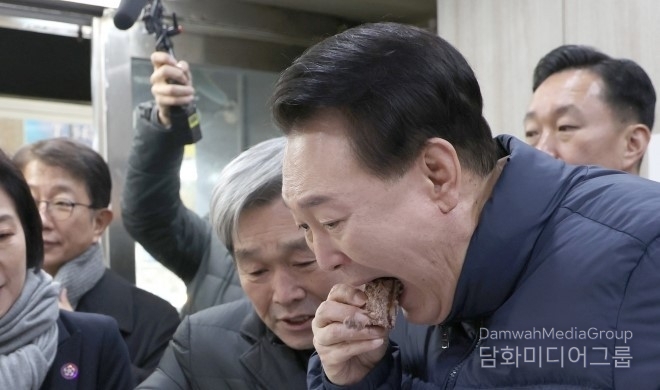 President Yoon Suok-yeol tastes rice cakes from a vendor at Uijeongbu First Market in Gyeonggi-do, South Korea, on Jan. 25. / Courtesy of the Office of the President