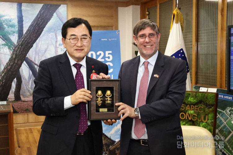 지난 24일 경북 경주시청 대외협력실에서 주낙영 경주시장이 파울 두클로스(오른쪽) 주한 페루대사의 예방을 받고 보문동 부부총에서 출토된 금제 태환이식 귀걸이(국보) 모형을 선물하고 있다. 사진=경주시 제공