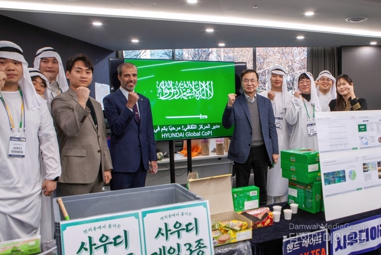 25일 현대엘리베이터가 지식 콘퍼런스를 열어 직원 글로벌 역량 강화를 꾀했다고 밝혔다. 사진은 사우디아라비아 압둘아지즈 알다엘 주한 문화원장과 기념사진을 촬영하고 있는 현대엘리베이터 직원들.(현대엘리베이터 제공) 