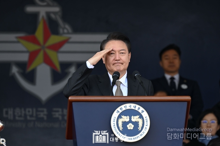 윤석열 대통령은 28일 오후 충청북도 괴산에 위치한 육군학생군사학교에서 열린 2024년 학군장교 임관식에 참석해 경례를 하고 있다.(사진-대통령실)