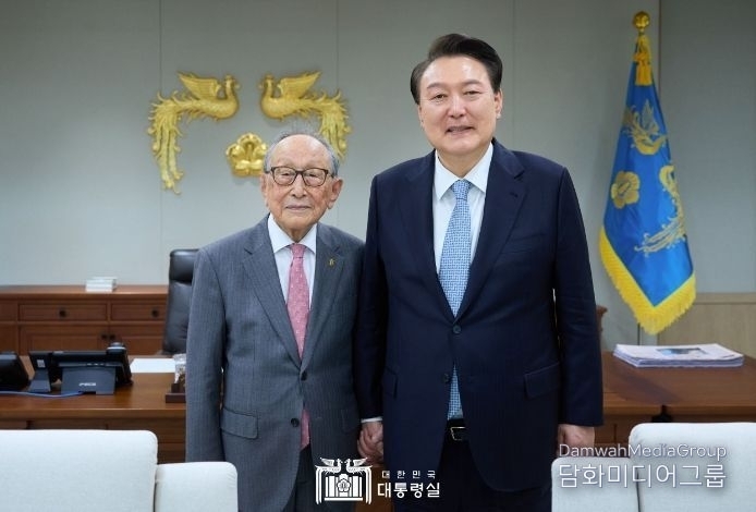 President Yoon Suk-yeol (right) has a luncheon with Yonsei University Professor Emeritus Kim Hyung-seok at the Yongsan Presidential Office on April 3. / Courtesy of the Presidential Office