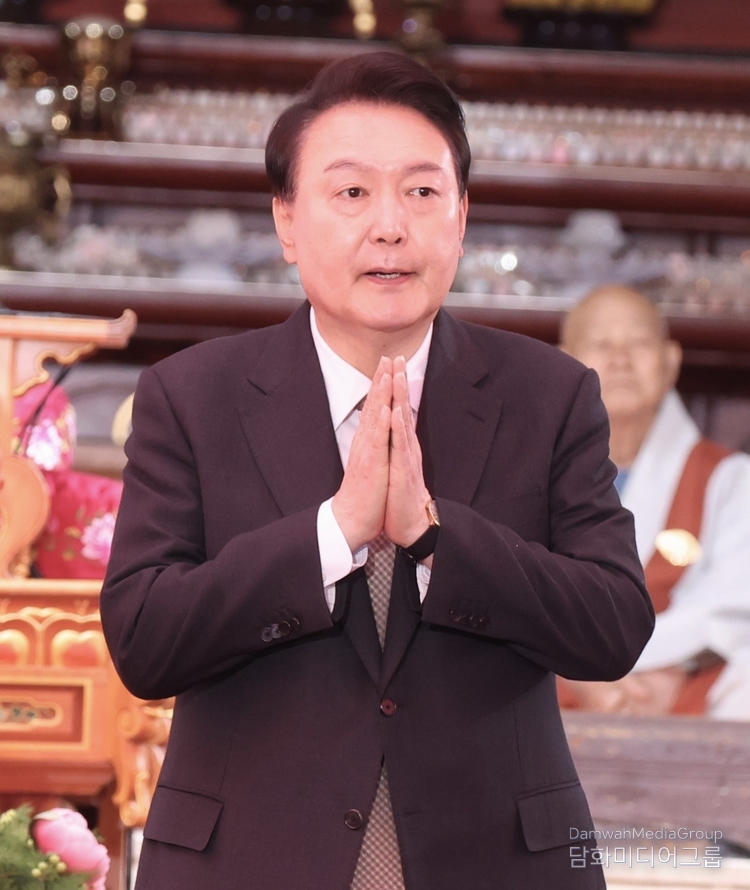 윤석열 대통령이 15일 서울 종로구 조계사에서 열린 불기 2568년 부처님오신날 봉축법요식에서 합장하고 있다