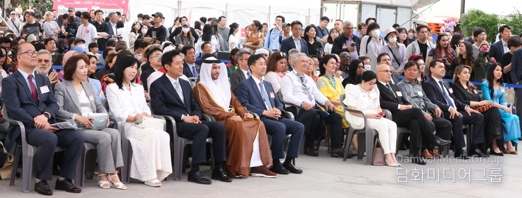 주한 외교사절단과 시민들