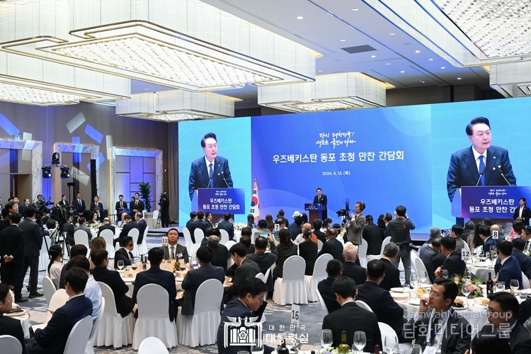  13일 윤석열 대통령은 우즈베키스탄 타슈켄트에서 현지 동포를 초청해 간담회에서 축하 인사를 하고있다.
