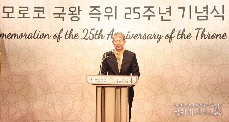 정기용 전 주모로코 대사(현 외교부 인도·태평양 특별대표)가 축하 인사를 하고있다.