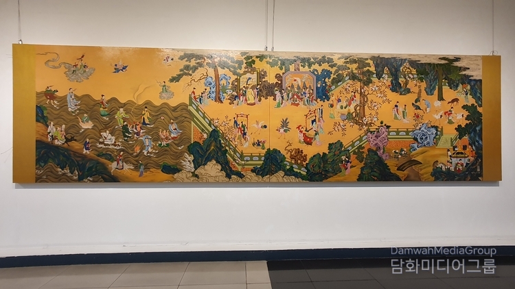 작가명 : 청목 김환경 (무형문화재 제1호, 채화칠장) , 작품설명 : 요지연도는 한국의 전통 옻칠 기법을 활용해 신화적 분위기를 담고 있다. 이 작품은 18세기 작품으로 추정되며, 국립중앙박물관에 소장된 '요지연도'를 바탕으로 그려졌다. 김환경 선생의 '요지연도'는 이 신화적 이야기를 옻칠 기법으로 표현하여 한국 전통 공예의 아름다움과 신비로운 분위기를 함께 담은 작품으로 평가받고 있다. 크기는 400호 약4.7미터의 대작이며 현재 담화총사가 소장하고 있다.  가격은 8억원으로 건립 예정인 재단법인 대한민국 명인  박물관에 소장 될 예정이다. Title of work: Yojiyeondo (瑤池宴圖), Artist: Cheongmok Kim Hwan-kyung (Intangible Cultural Property No. 1, color painting master) Work description Yojiyeondo utilizes traditional Korean lacquer techniques to convey a mythological atmosphere. This work is believed to be from the 18th century and is based on 'Yojiyeondo', which is housed in the National Museum of Korea. Artist Kim's “Yojiyeondo” is considered to be a work that combines the beauty of traditional Korean crafts with a mystical atmosphere by expressing this mythical story through lacquer techniques., The 400 ho-size (about 4.7 meters) masterpiece is currently possessed by Damhwa Lee Jon-young. The work priced at 800 million won will be housed in the Museum of Korean Masters, a foundation.