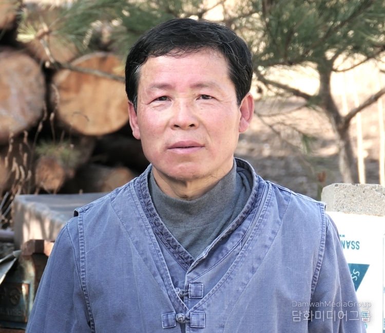 대한민국 죽염竹鹽 명인 최동순 씨가 세계 최초로 5,000도 고온에서 제조한 황송죽염을 선보이며 전통 죽염 제조의 새로운 지평을 열었다.