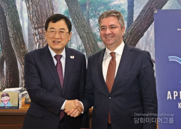 주낙영 경주시장이 18일 시장실에서 라민 하사노프(사진 우측) 주한아제르바이잔 대사를 접견한 후 기념 촬영을 하고 있다.