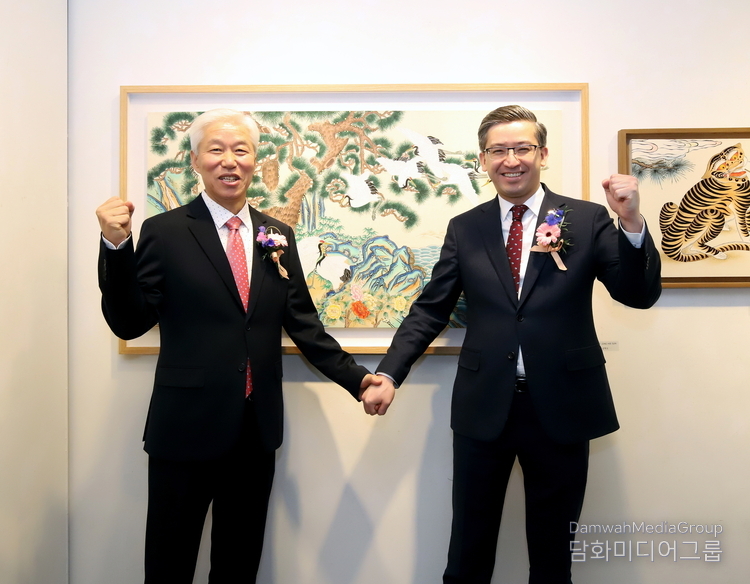 주한 우즈베키스탄 알리셔 압두살로모프 대사와 외교저널 이존영 회장이 화이팅을 하고 있다. (담화미디어 제공)
