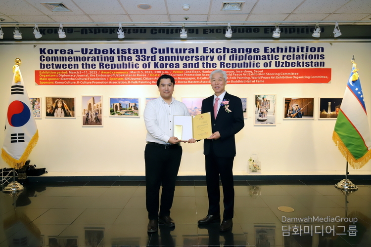 한국외국어대학교에 재학 중인 우즈베키스탄 출신 아브로존 아짐바예프 학생에게 장학금을 전달하고 있는 이존영 회장