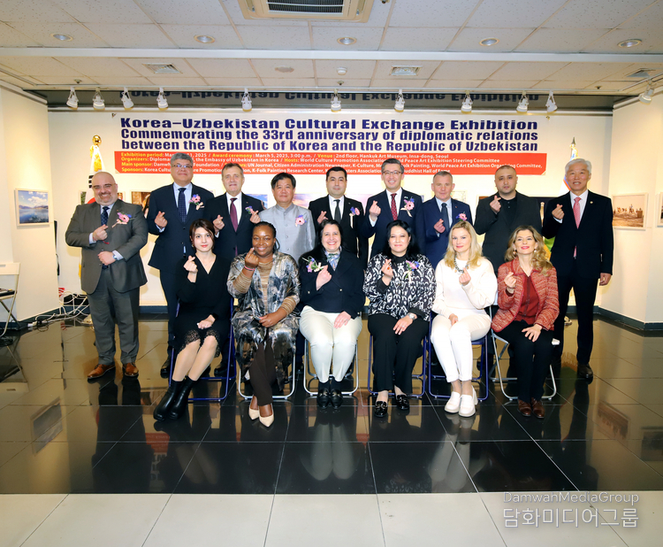 본 행사를 축하해 주기 위해 참석한 주한 외교사절단 이 기념촬영을 하고 있다.