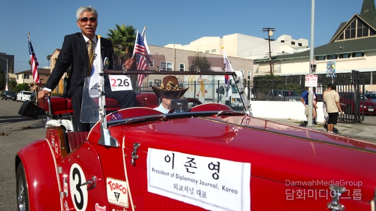  LA한의날 축제 행사 카퍼레이드 담화 이존영 이사장(사진-담화미디어)