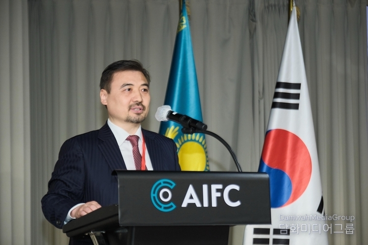 누르갈리 아르스타노프 (Nurgali Arystanov) 주한 카자흐스탄 대사가 환영사를하고 있다. 