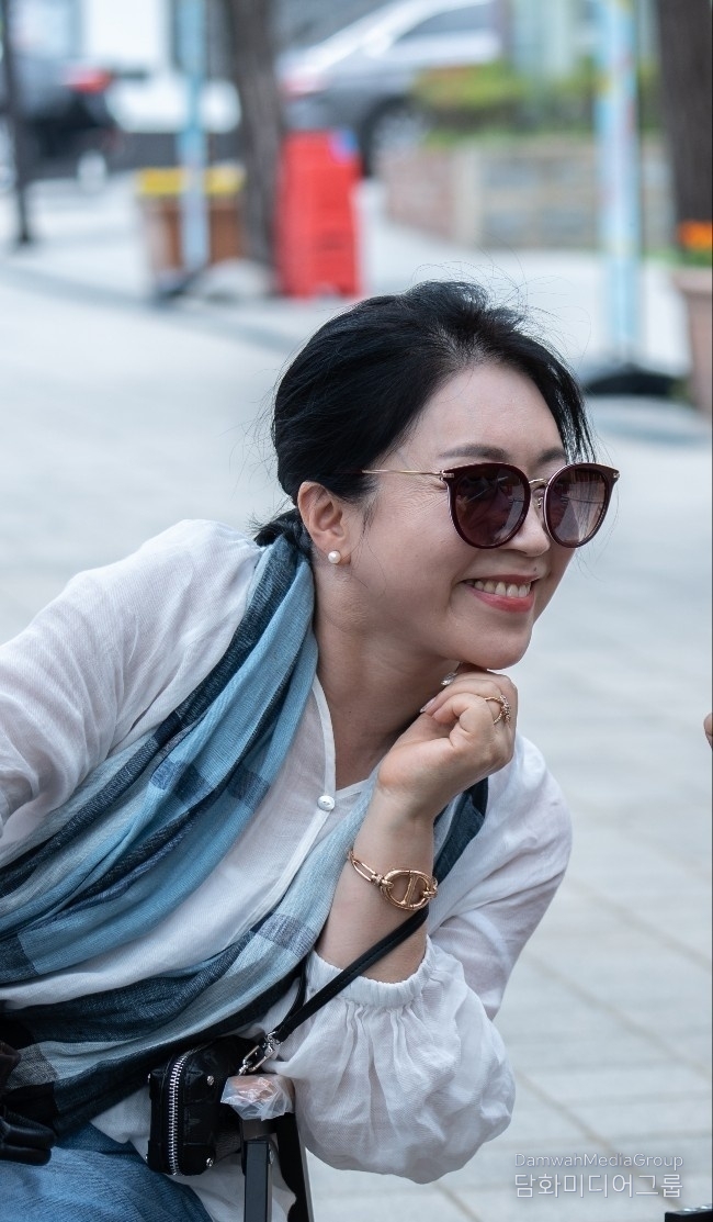 대한민국 명인 연합회로부터 ‘꽃잎터치기법’의 명인名人으로 선정된 전병희 작가 