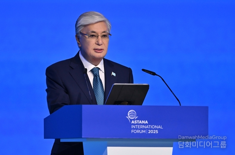 카심-조마르트 토카예프 카자흐스탄 대통령이2025년 5월 29일 아스타나 국제 포럼 본회의에서 연설하고 있다. (사진-주한 카자흐스탄 대사관 )