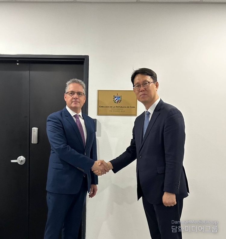 라우디오 몬손(Claudio Monzón) 주한 쿠바대사(왼쪽)가 주한 쿠바대사관 개관식에서 이주일 외교부 중남미국장과 악수하고 있다. / 사진제공 = 외교부