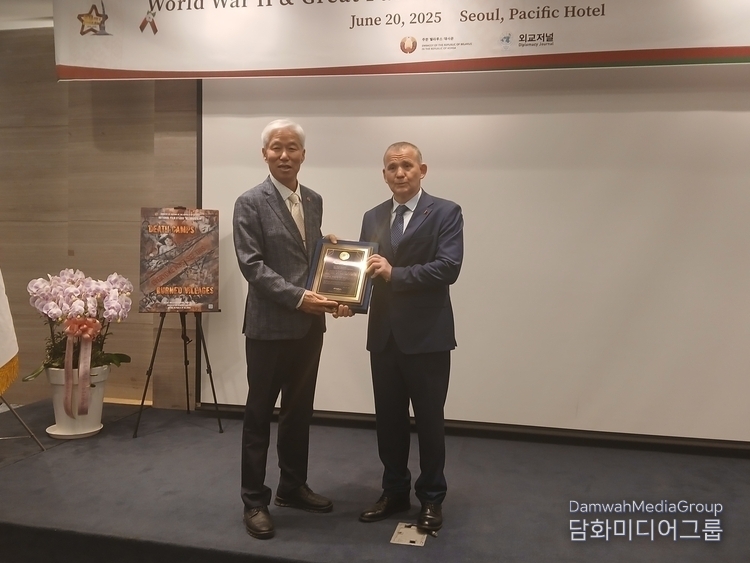  외교저널 이존영 발행인 겸 회장(왼쪽)이 안드레이 체르네츠키 주한 벨라루스 대사에게 감사패를 전달하고 있다.