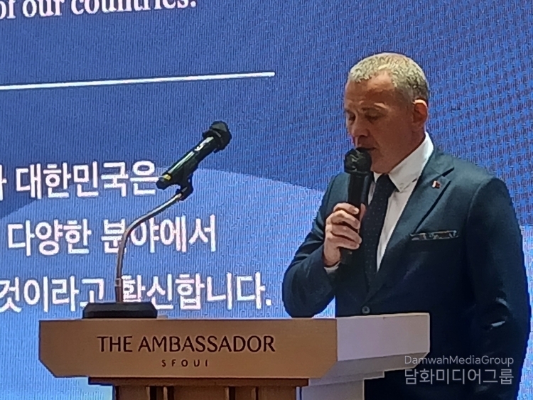 2025년 7월 1일, 서울 풀만 호텔에서 열린 벨라루스 공화국 독립기념일 축하 리셉션에서 안드레이 체르네츠키 주한 벨라루스 대사가 환영사를 전하고 있다.