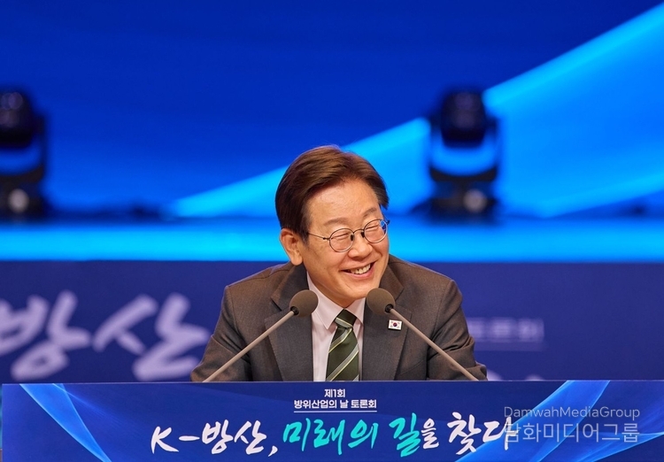 이재명 대통령은 제1회 ‘방위산업의 날’을 맞아 ‘K-방산, 미래의 길을 찾다’ 토론회를 주재하며 방산업계 대표들과 머리를 맞댔다.(사진-대통령실)