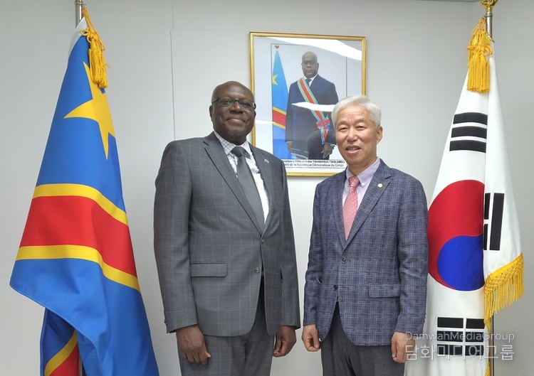 DRC 주한 대사 아토키 일레카(왼쪽)가 외교저널 이존영 발행인 겸 회장과 기념촬영을 하고 있다.