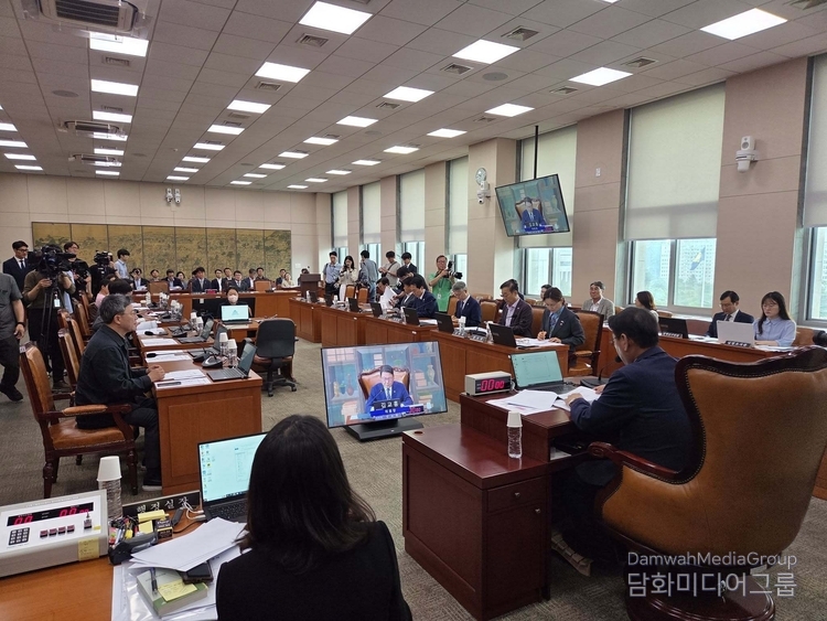 김교흥 국회 문화체육관광위원장이 위원장으로서 첫 전체회의를 주재하며 모두발언을 하고 있다. 김 위원장은 “K-콘텐츠의 세계적 성공과 함께 문화강국 도약을 위한 실효성 있는 정책과 예산 마련에 힘쓰겠다”고 밝혔다.