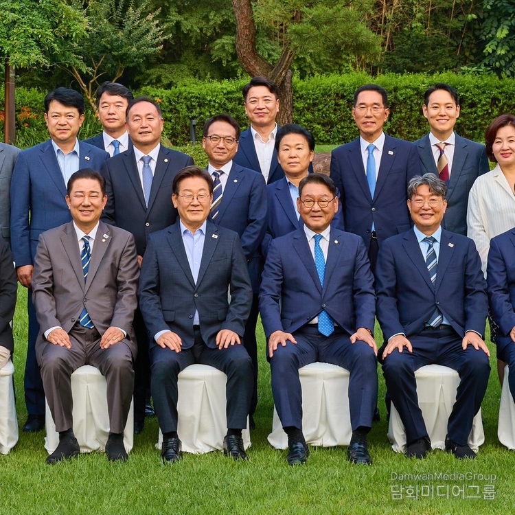 이재명 대통령 초청 만찬에서 김교흥 국회 문화체육관광위원장의 위원장 선출을 축하하며 기념촬영을 하고 있다. 대통령은 오랜 인연을 담아 김 위원장의 옆자리에 직접 앉기를 청하며 친근한 모습을 보였다. 바쁜 국정에도 불구하고 참석자들을 일일이 챙기는 대통령의 모습에 참석자들은 깊은 감동을 받았다.(사진-김교흥 위원실)