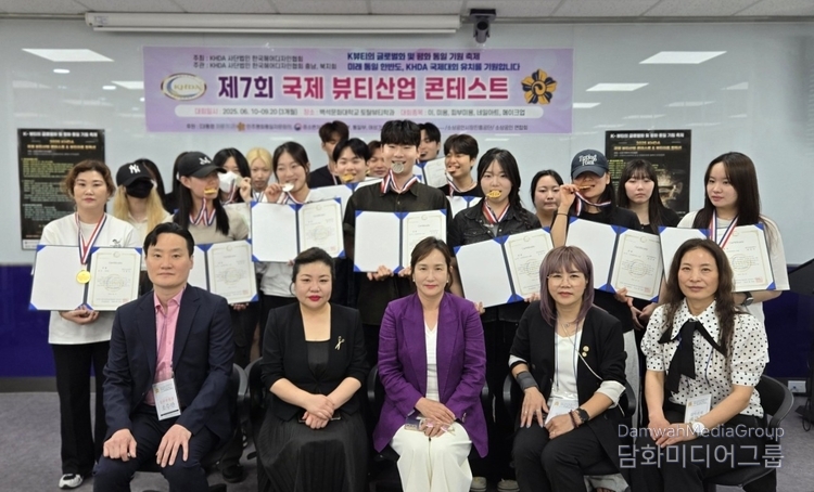  백석대학교에서 기념촬영