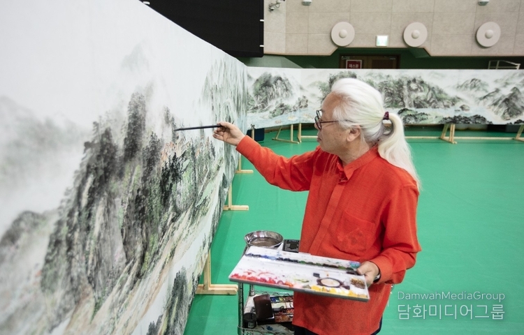 한국화가 홍성모 화백은 10년 넘는 시간 동안 발로 뛰며 전국의 산천을 화폭에 담아내는 작업을 이어오고 있다.