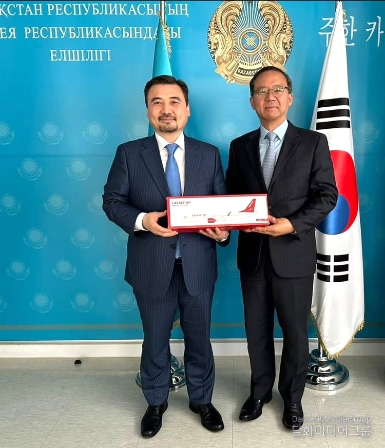 누르갈리 아르스타노프 대사와 조중석 이스타항공 대표이사가 기념 촬영을 하고 있다.(사진-주한 주한카자흐스탄 대사관)