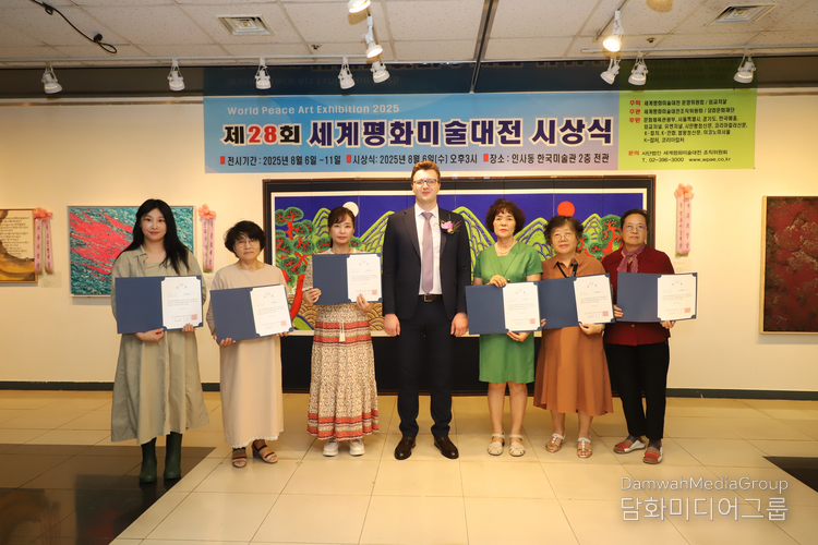  수상자들이 주한 벨라루스 영사와 기념촬영을 하고 있다.