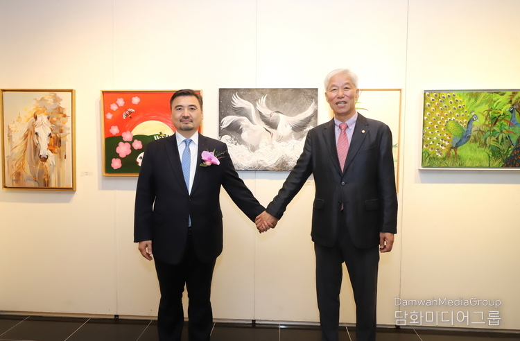 주한 카자흐스탄 대사와 이존영 이사장 