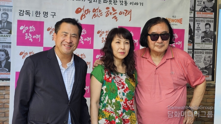 영화 ‘엄마없는 하늘아래’의 연출을 맡은 한명구 감독(오른쪽)이 관계자들과 함께 기념 촬영을 하고 있다. 이번 작품은 인도 칼링가국제영화제 감독상 수상작으로, 2025년 추석 명절에 극장 개봉해 ‘국민 영화’의 부활을 알렸다.(사진-한명구 감독)