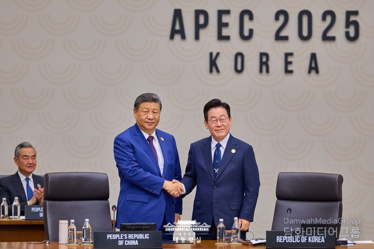 2025년 11월 1일, 대한민국 경주에서 열린 <strong>APEC 2025 정상회의</strong>에서 <strong>이재명 대통령</strong>과 <strong>시진핑 중국 국가주석</strong>이 악수하며 환담을 나누고 있다. 이번 회담은 양국 정상의 첫 만남으로, ‘민생 중심의 실용외교’를 바탕으로 한중관계의 새로운 전기를 마련한 자리로 평가된다. (사진=대한민국 대통령실 제공)