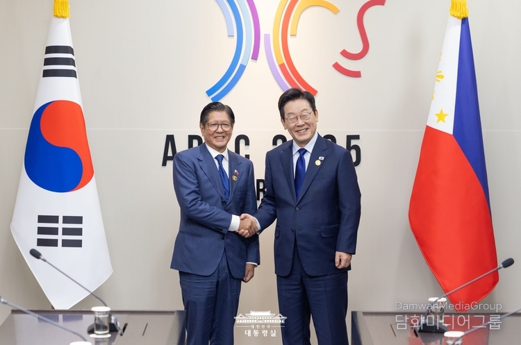 2025년 10월 31일, 대한민국 경주에서 열린 <strong>APEC 2025 정상회의</strong> 계기 한-필리핀 정상회담에서 <strong>이재명 대통령</strong>과 <strong>페르디난드 마르코스 주니어 필리핀 대통령</strong>이 악수하며 환담을 나누고 있다. 양 정상은 전략적 동반자 관계 수립 1주년을 맞아 방산·조선·인프라 등 경제 협력 강화와 초국가 범죄 대응 공조 방안을 논의했다. (사진=대한민국 대통령실 제공)