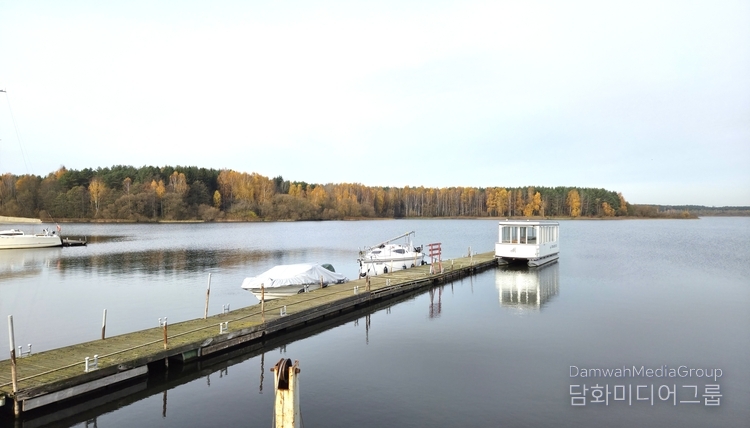 자슬라브스코예 호수(Zaslavskaye Reservoir, 일명 ‘민스크 바다’) 선착장의 전경. 잔잔한 수면 위로 정박한 요트와 흰색 유람선이 가을빛 단풍 숲과 어우러져 평화로운 풍경을 그린다. 도심에서 불과 5km 떨어진 이곳은 미니스크 시민들의 대표적 휴식처로, 자연과 고요가 공존하는 힐링 명소로 사랑받고 있다.(사진 최동호 국장)