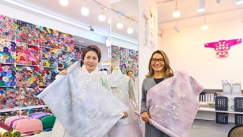 한복으로 잇다…김혜경 여사·잔자 룰라 여사, 광장시장서 우정 나눠