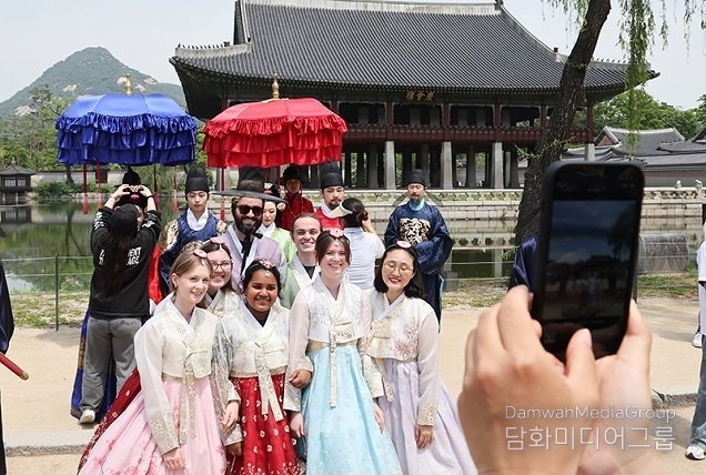 한복입고 궁궐 무료관람…‘한복 프로그램’ 대폭 확대